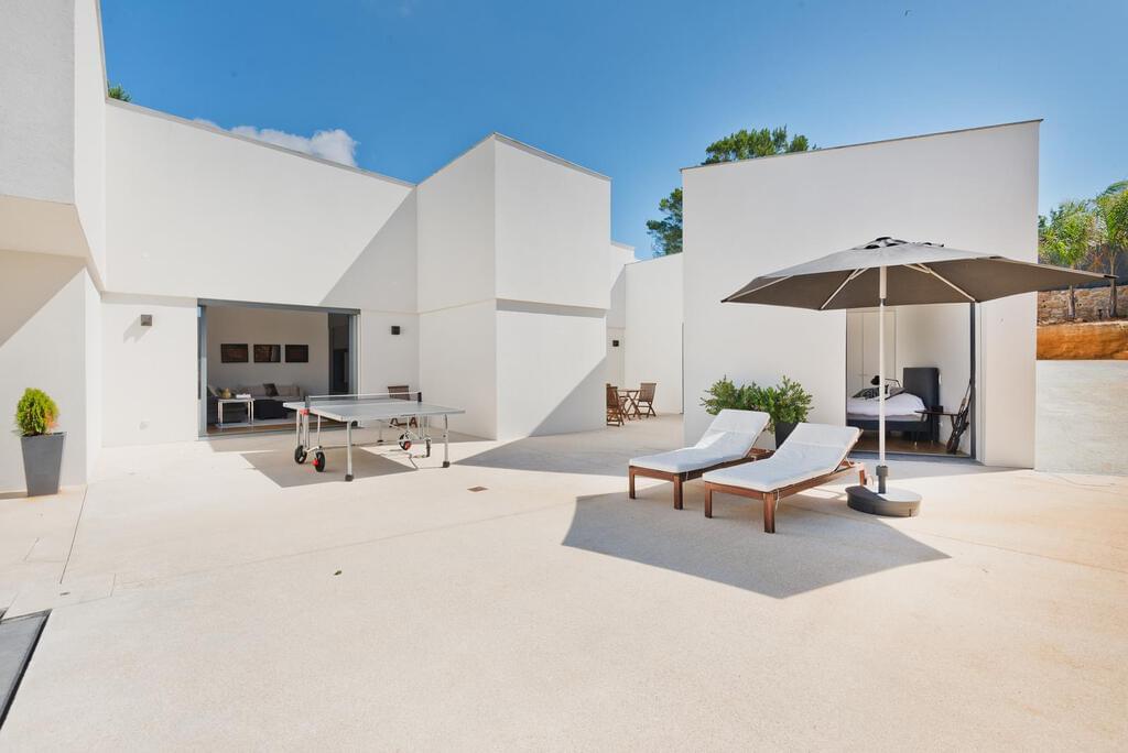 6 bedroom villa with a swimming pool