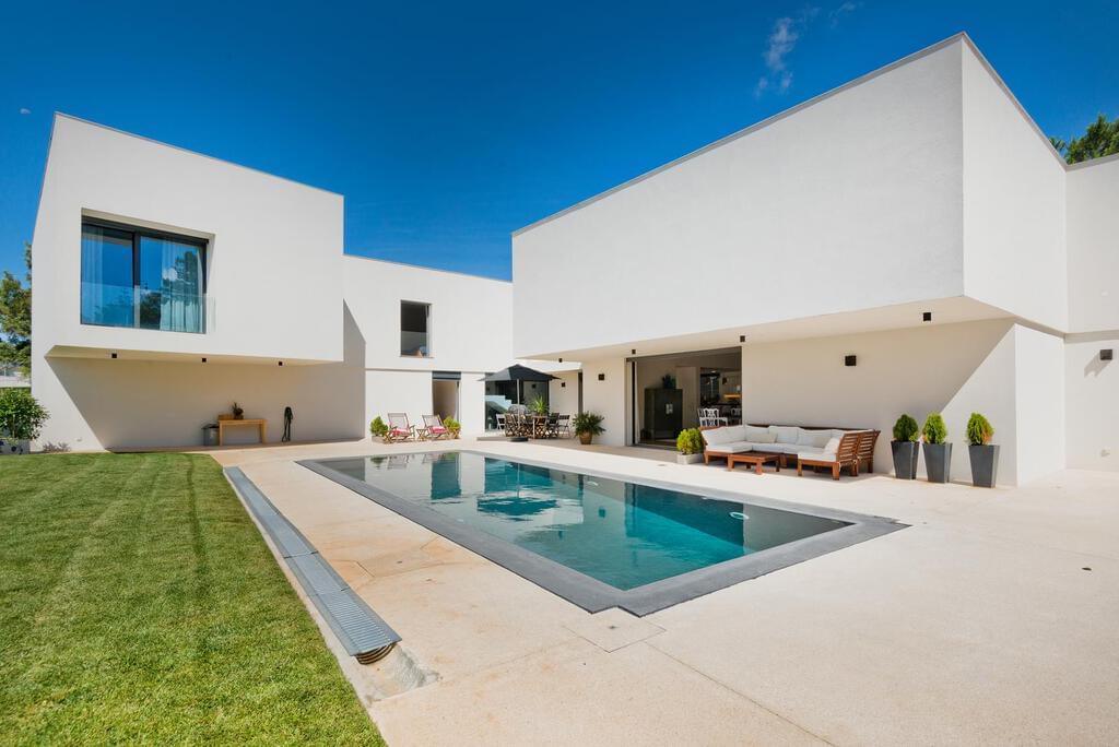 6 bedroom villa with a swimming pool