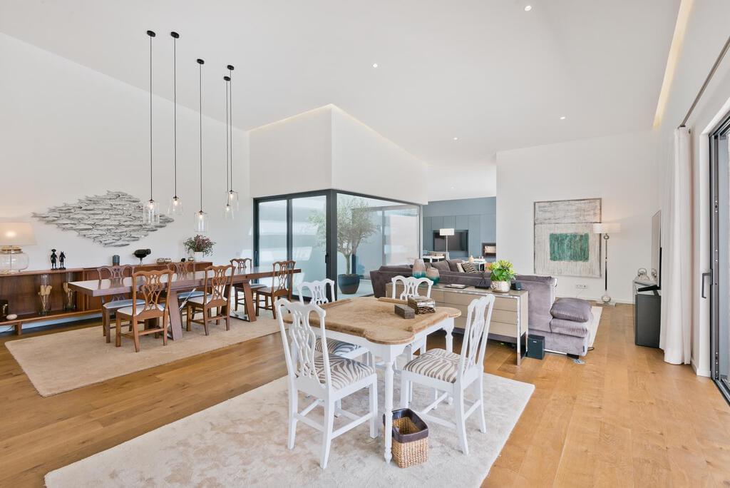 6 bedroom villa with a swimming pool