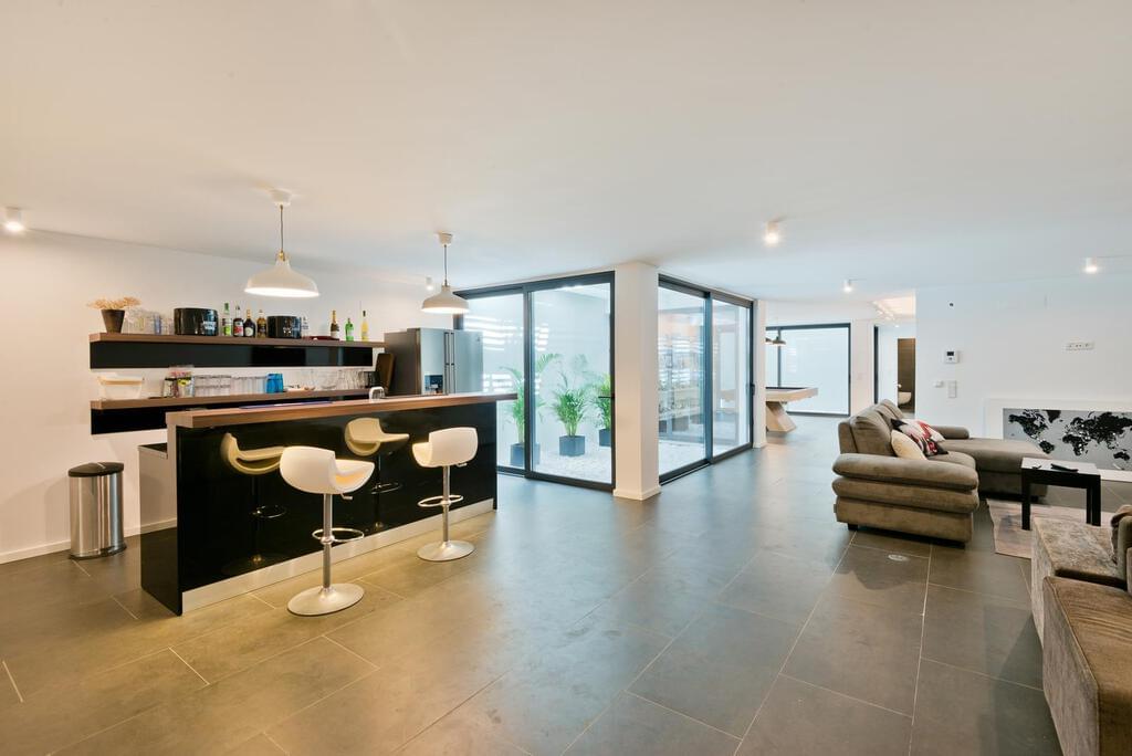 6 bedroom villa with a swimming pool