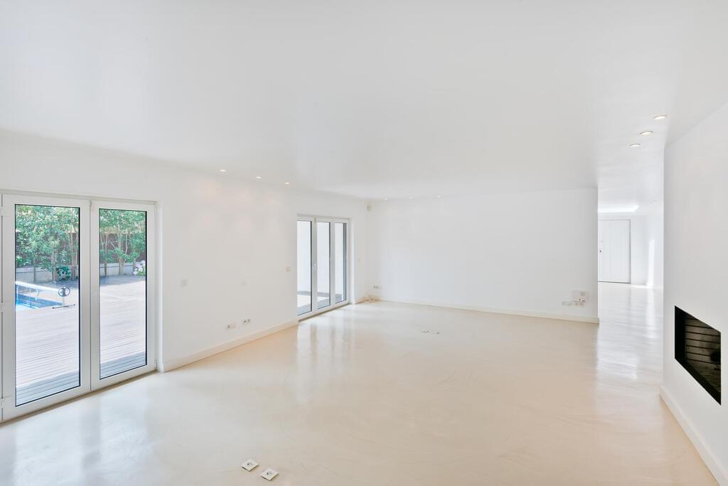 5 bedroom villa with a swimming pool