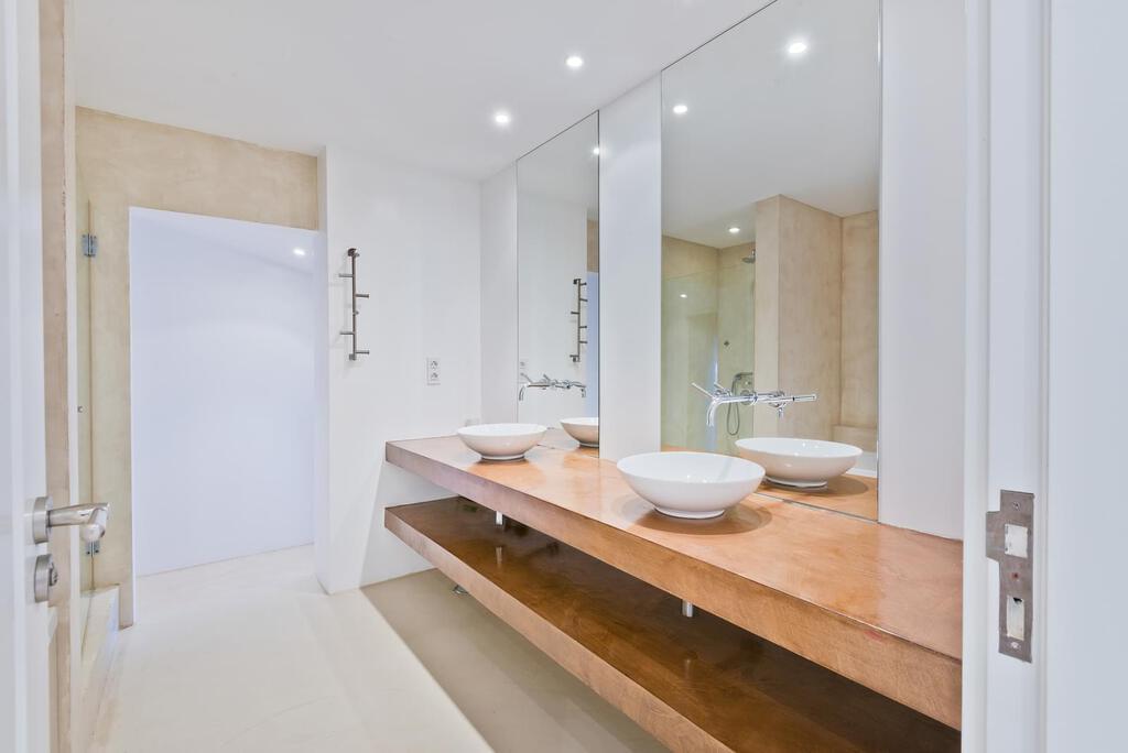 5 bedroom villa with a swimming pool