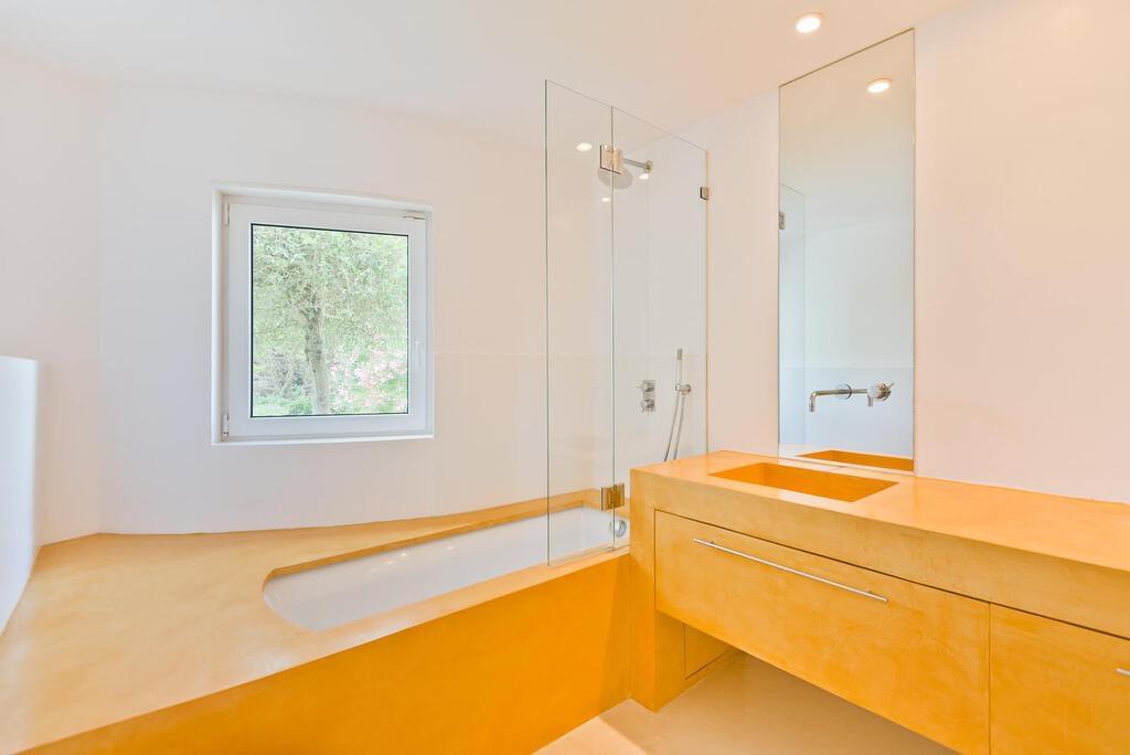 5 bedroom villa with a swimming pool