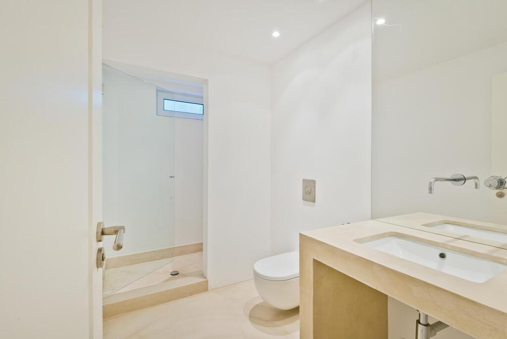 5 bedroom villa with a swimming pool