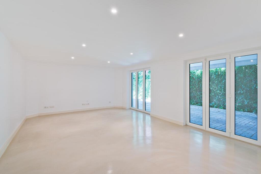 5 bedroom villa with a swimming pool