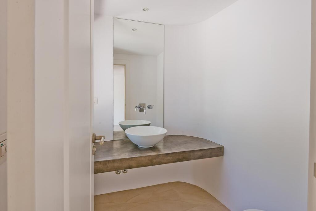 5 bedroom villa with a swimming pool