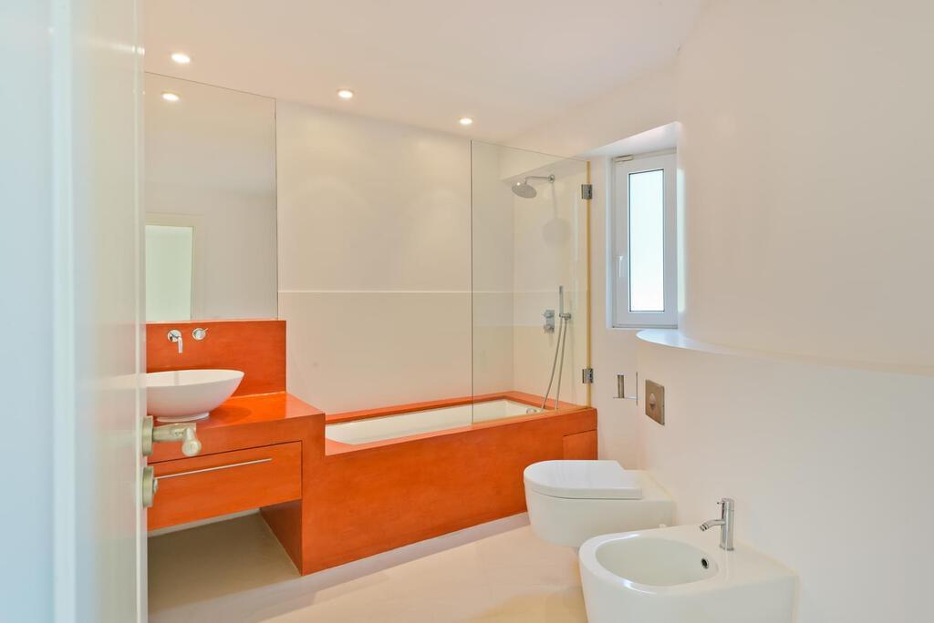 5 bedroom villa with a swimming pool