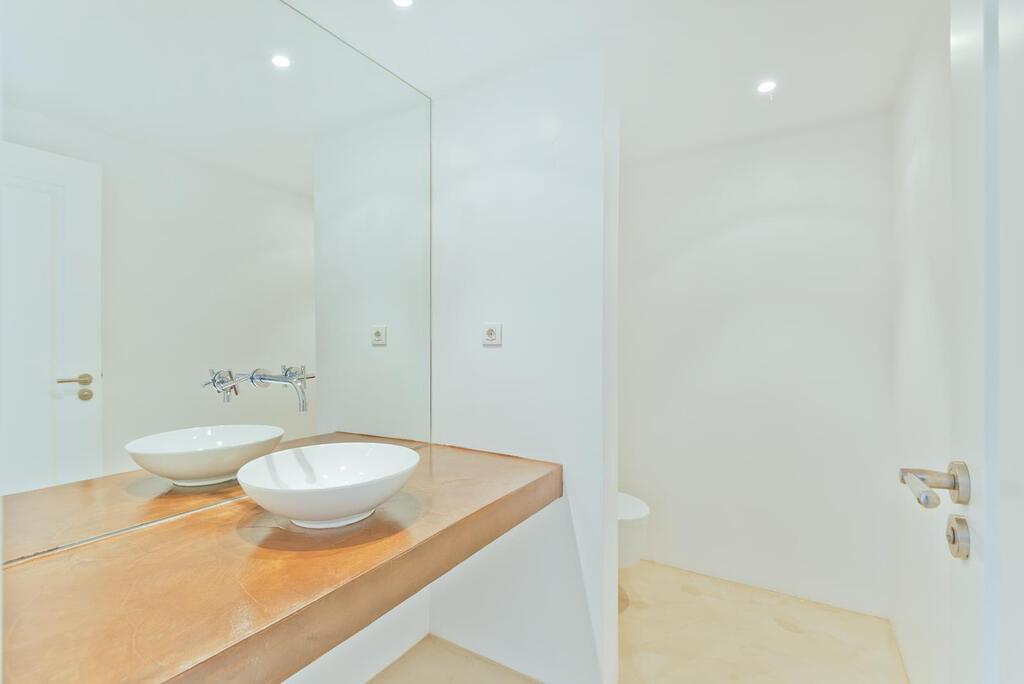 5 bedroom villa with a swimming pool