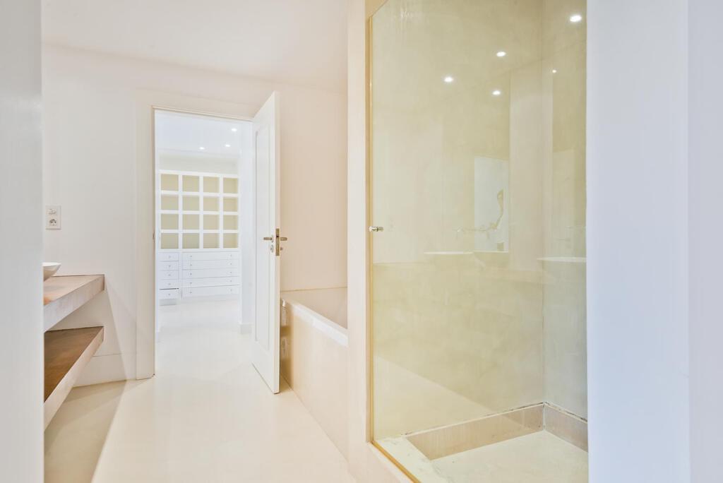 5 bedroom villa with a swimming pool