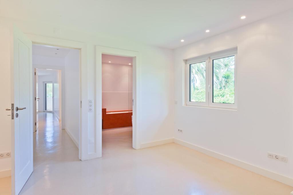 5 bedroom villa with a swimming pool