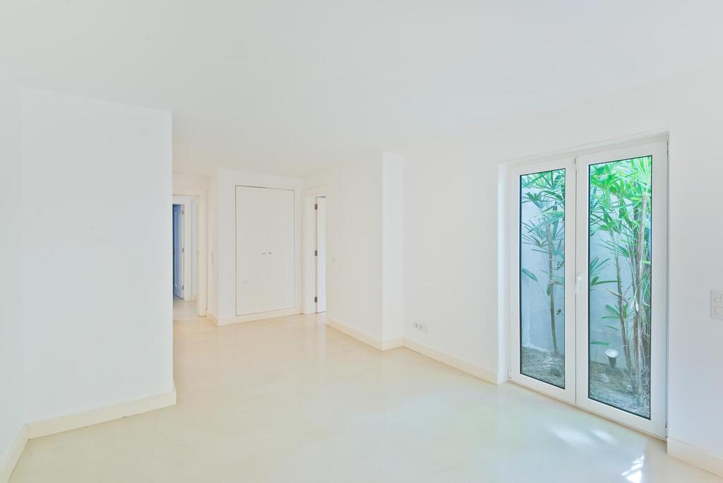 5 bedroom villa with a swimming pool