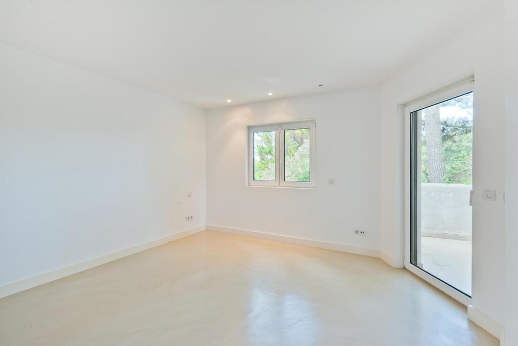 5 bedroom villa with a swimming pool