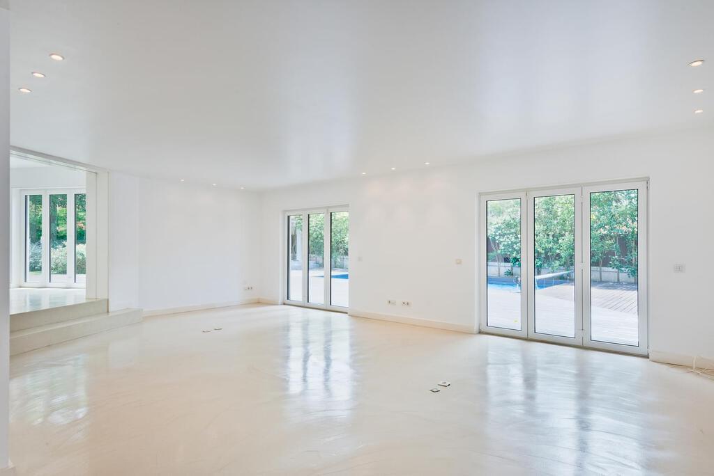 5 bedroom villa with a swimming pool