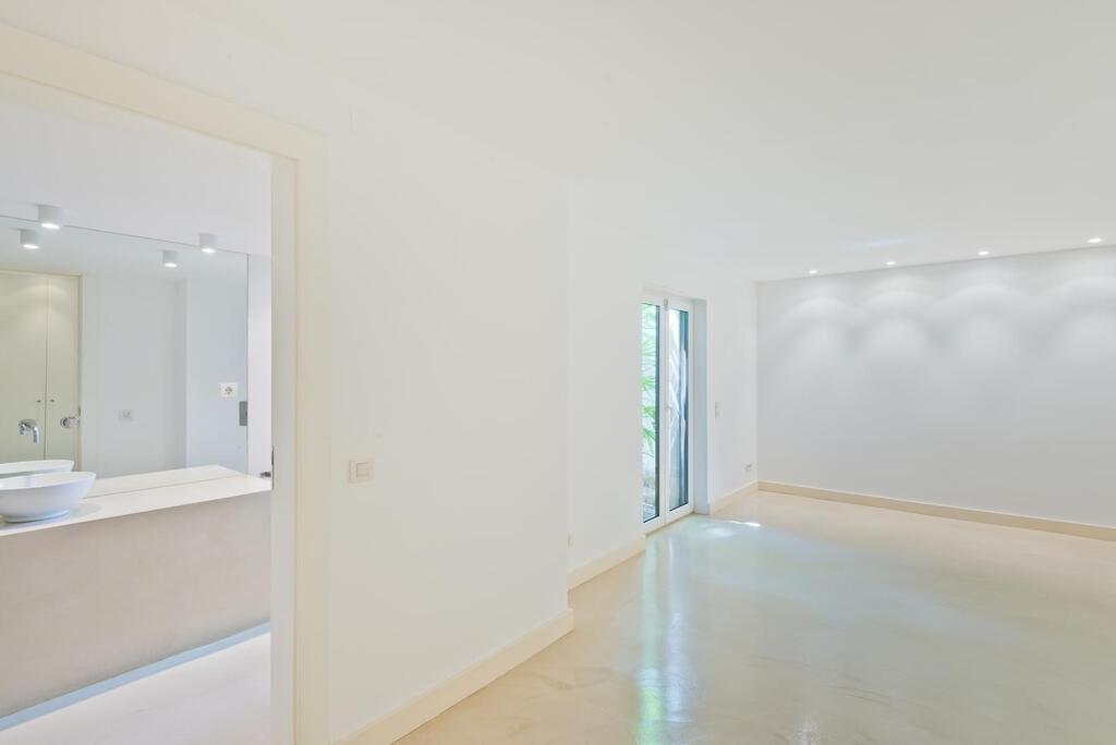 5 bedroom villa with a swimming pool