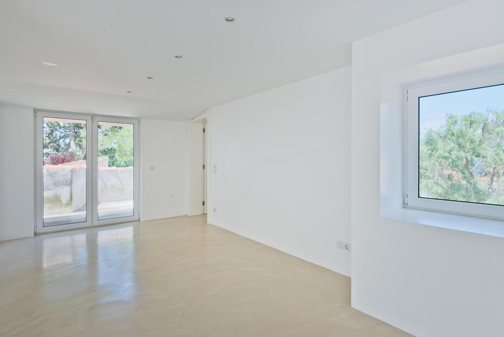 5 bedroom villa with a swimming pool