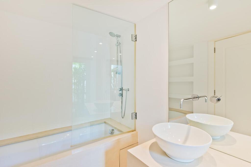 5 bedroom villa with a swimming pool