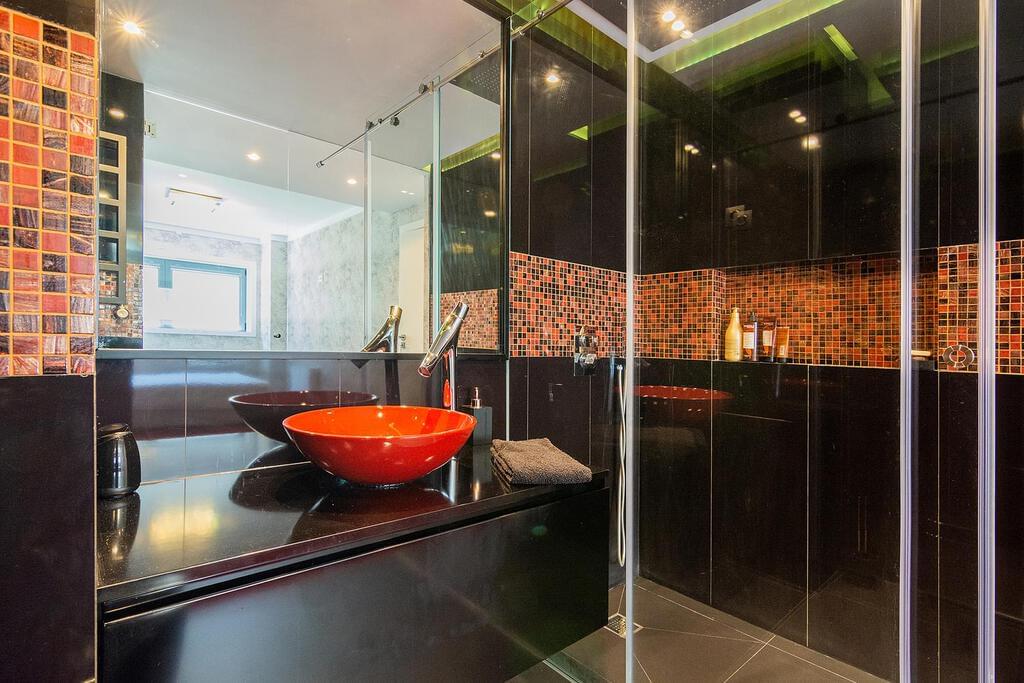 2 bedroom apartment with parking