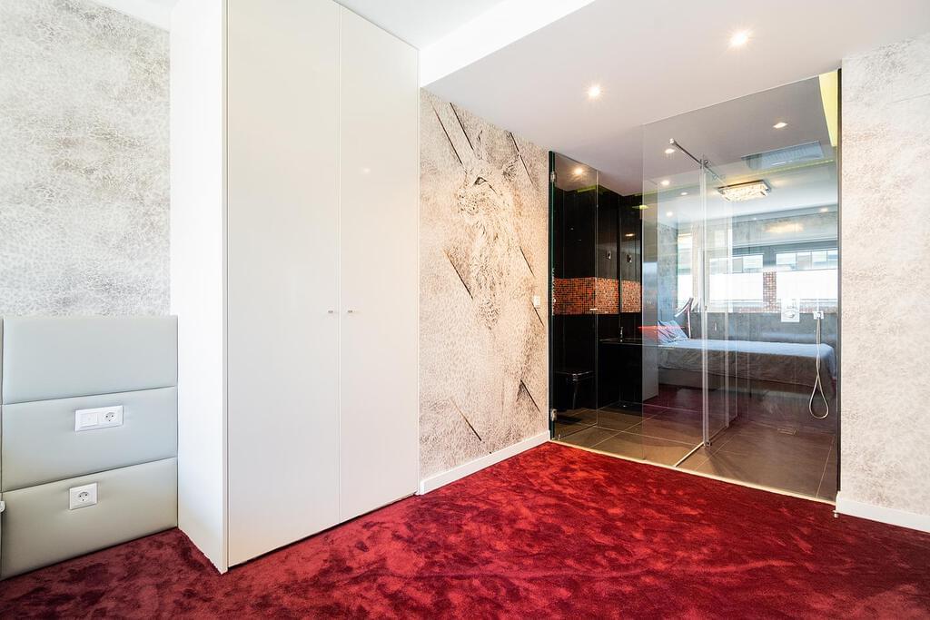 2 bedroom apartment with parking