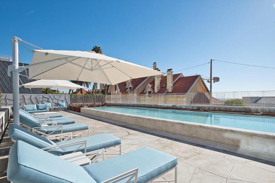 3 bedroom apartment with a swimming pool in gated community