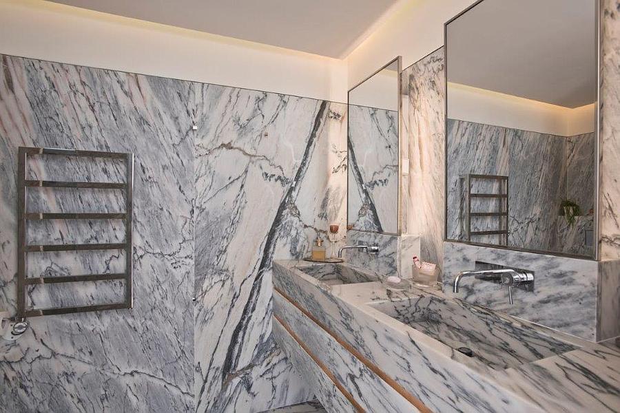 3 bedroom apartment with a swimming pool in gated community