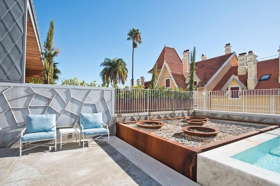 3 bedroom apartment with a swimming pool in gated community