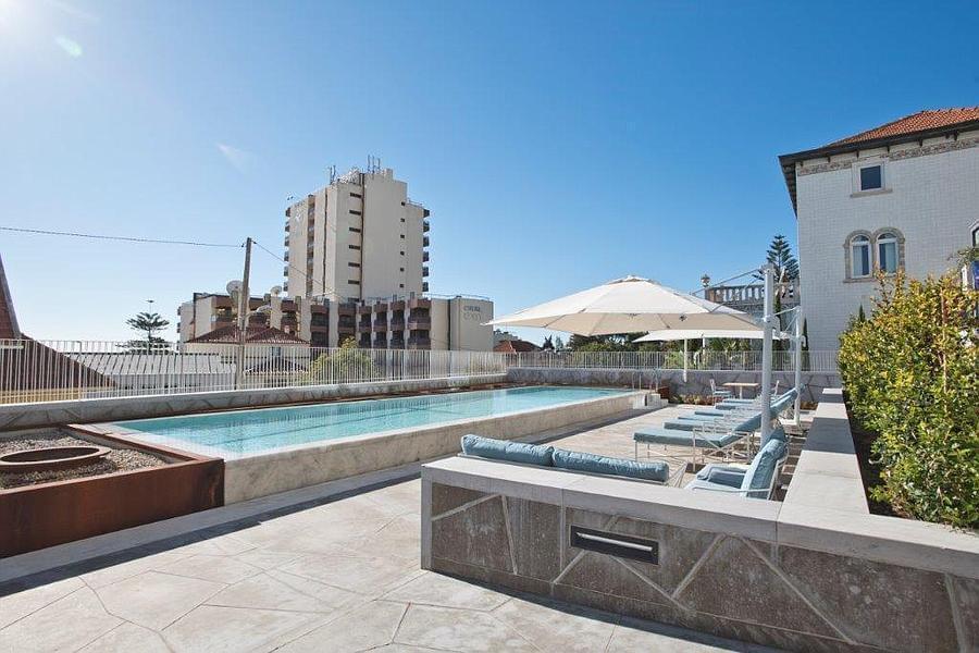 3 bedroom apartment with a swimming pool in gated community