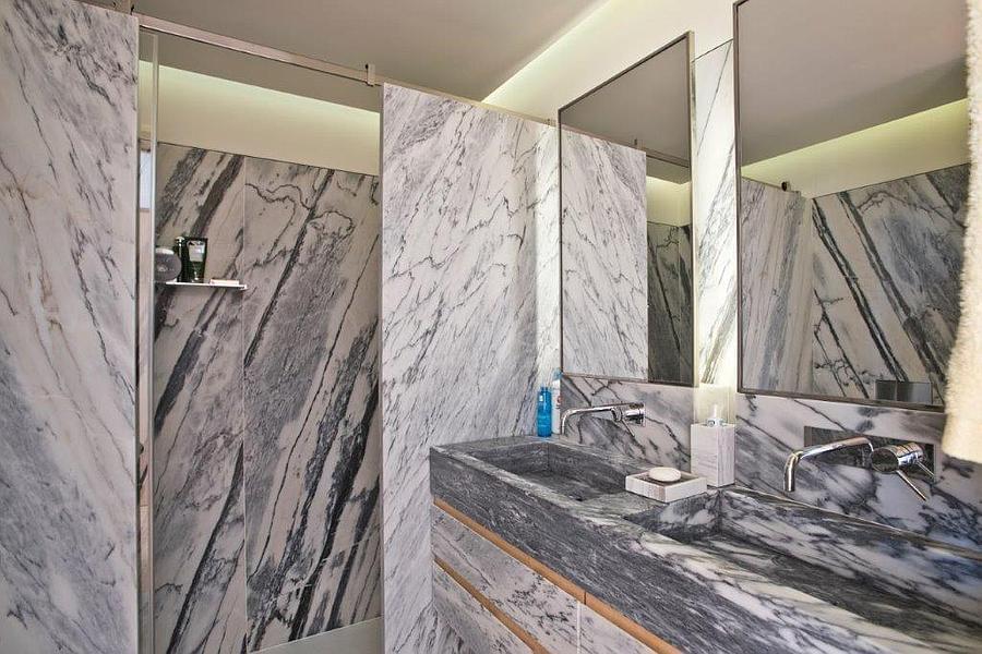 3 bedroom apartment with a swimming pool in gated community