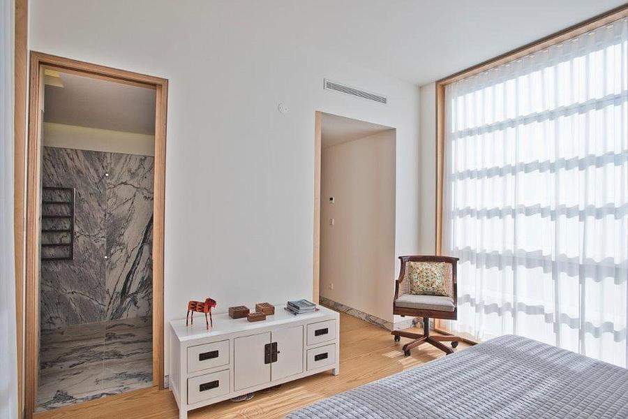 3 bedroom apartment with a swimming pool in gated community