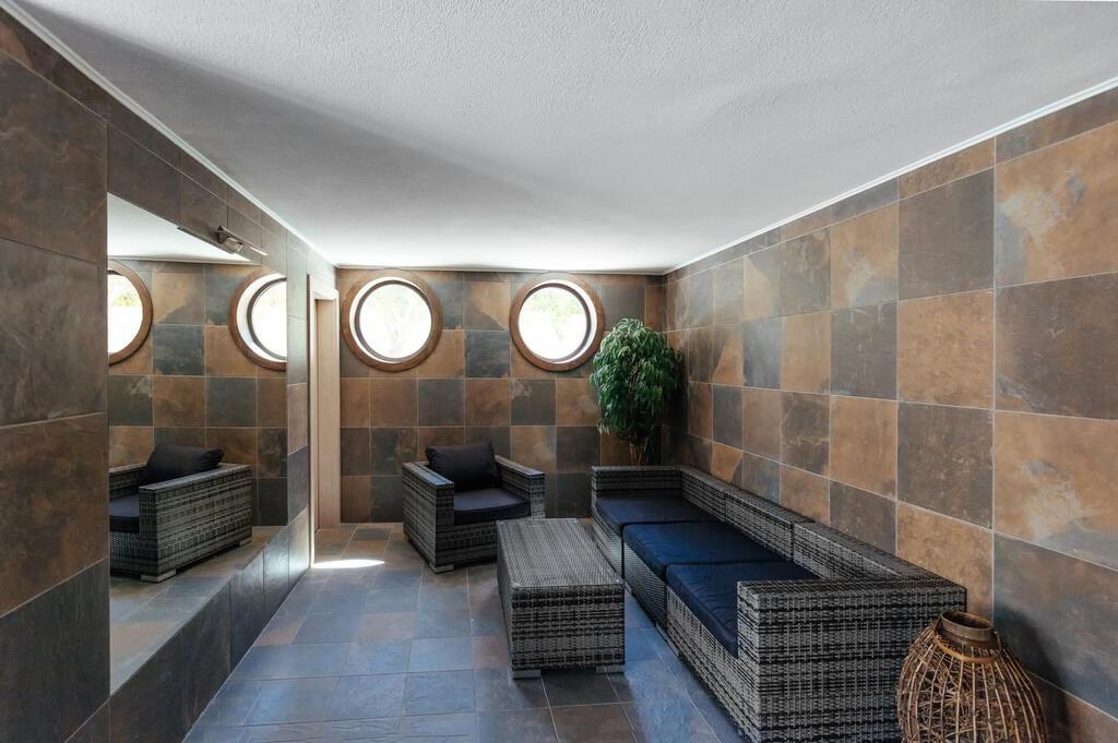 6 bedroom villa with a swimming pool