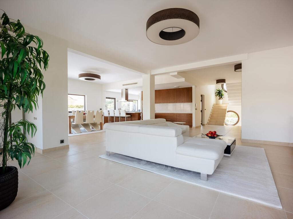 6 bedroom villa with a swimming pool