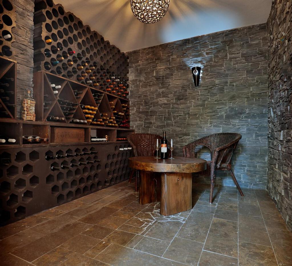 6 bedroom villa with a swimming pool