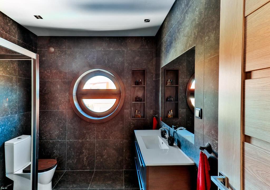 6 bedroom villa with a swimming pool