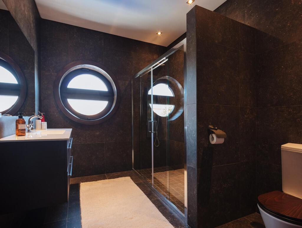 6 bedroom villa with a swimming pool