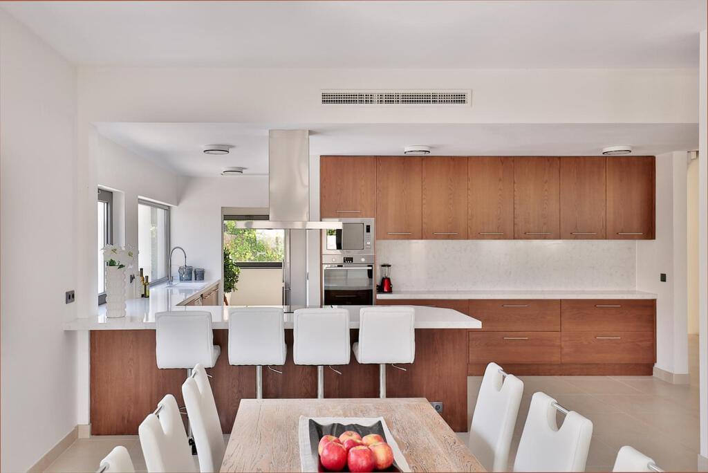 6 bedroom villa with a swimming pool