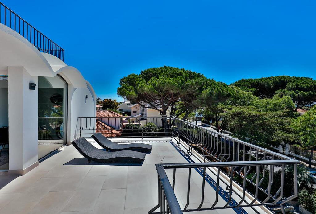 6 bedroom villa with a swimming pool