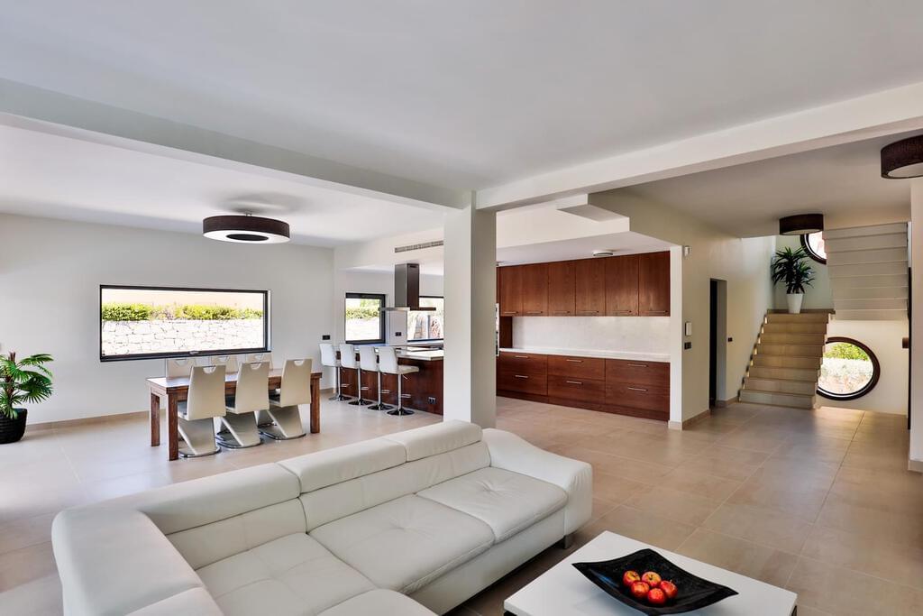 6 bedroom villa with a swimming pool