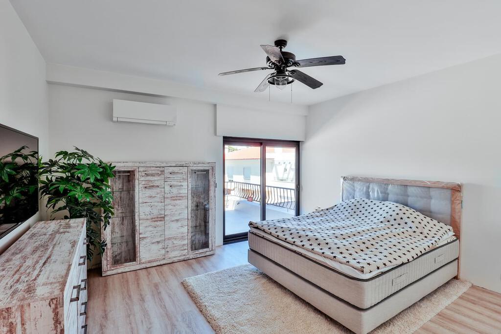 6 bedroom villa with a swimming pool