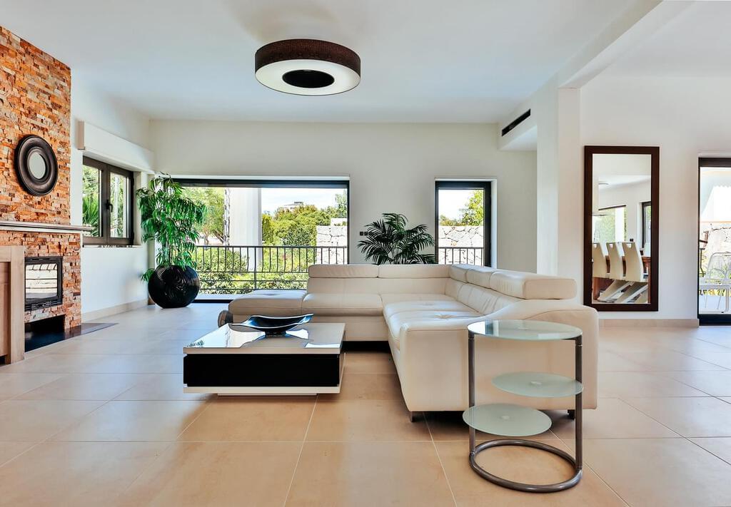 6 bedroom villa with a swimming pool