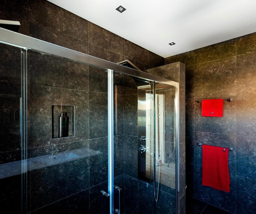 6 bedroom villa with a swimming pool