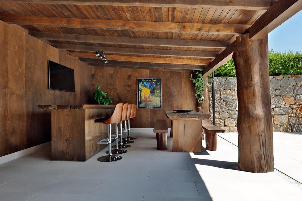 6 bedroom villa with a swimming pool