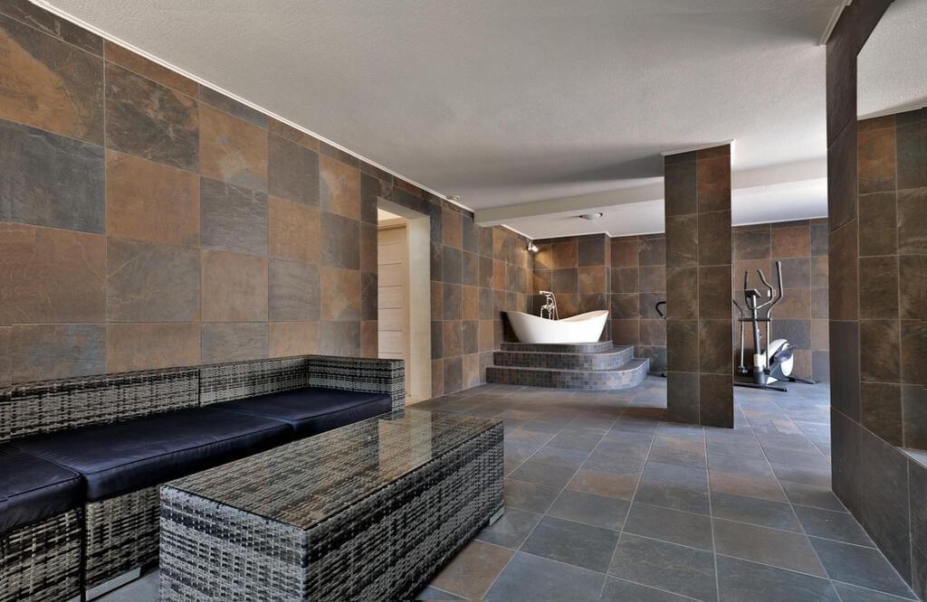 6 bedroom villa with a swimming pool