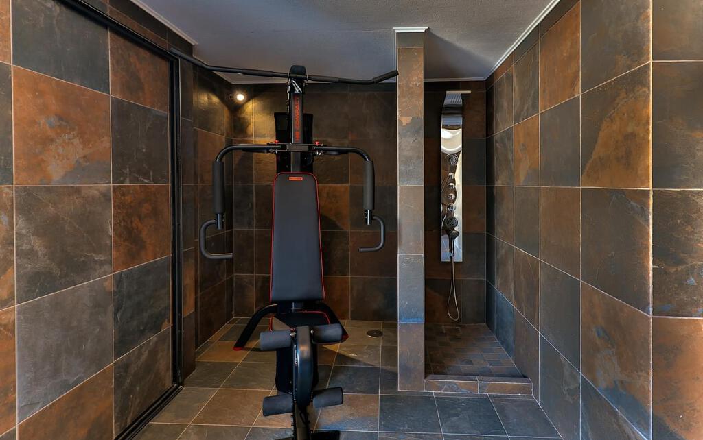 6 bedroom villa with a swimming pool