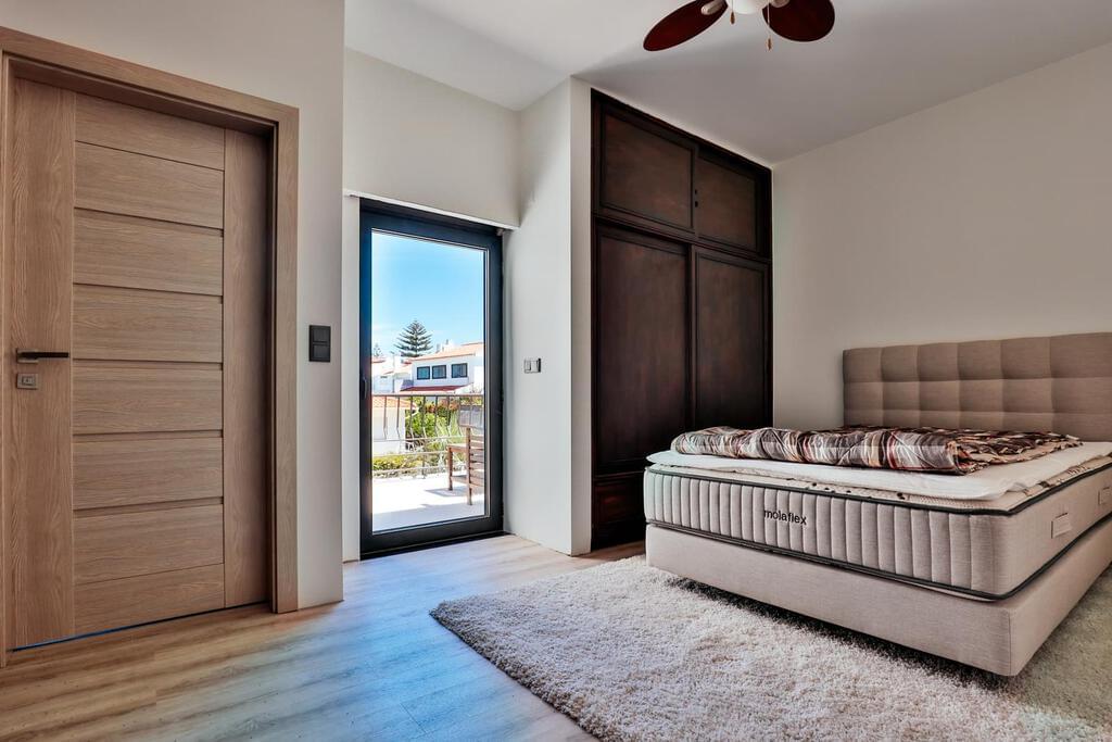 6 bedroom villa with a swimming pool