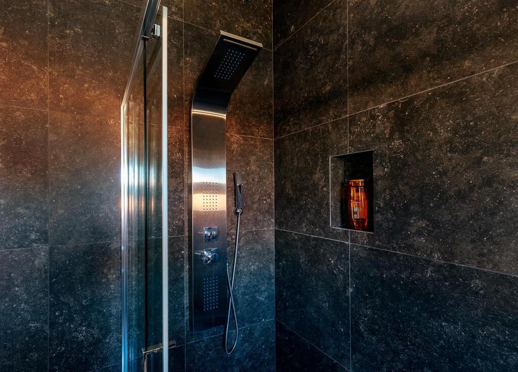 6 bedroom villa with a swimming pool