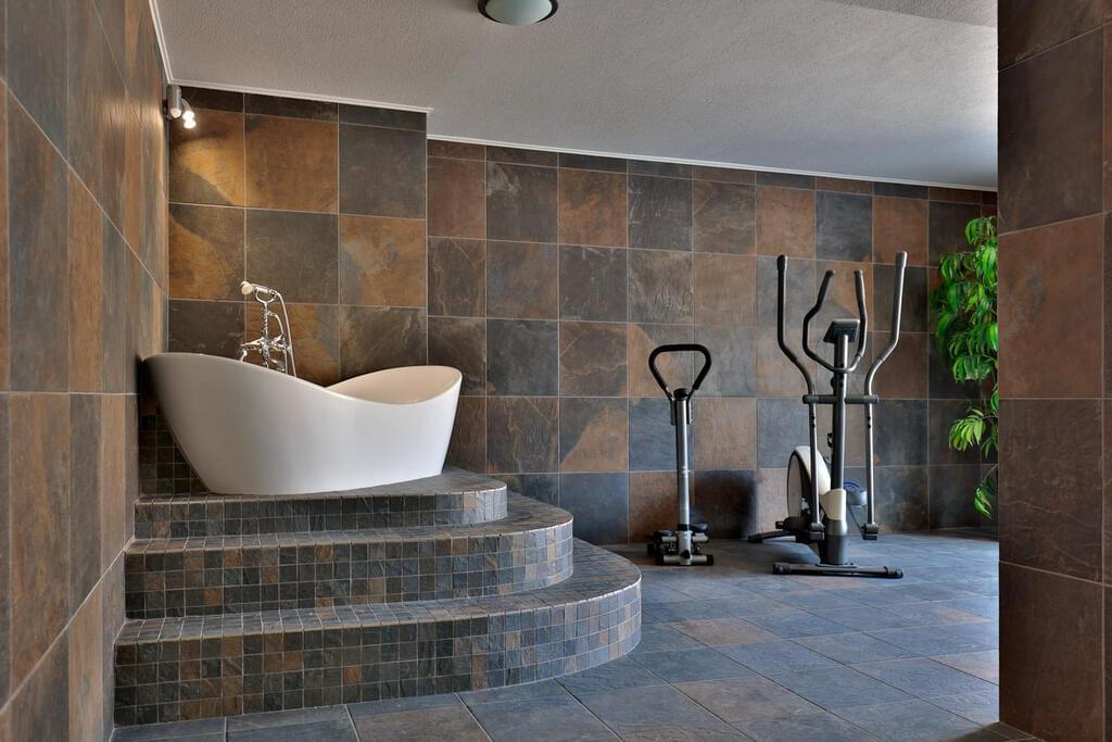 6 bedroom villa with a swimming pool