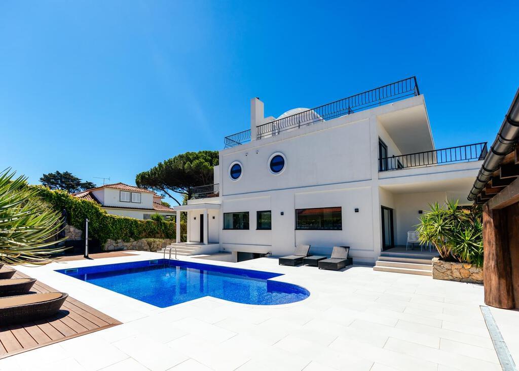 6 bedroom villa with a swimming pool