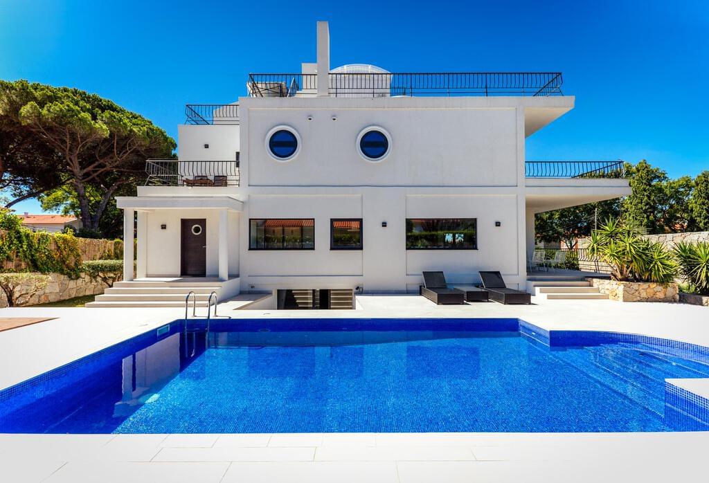 6 bedroom villa with a swimming pool