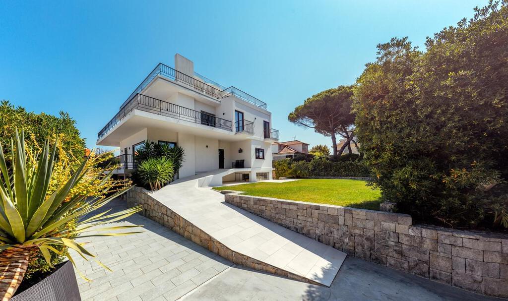 6 bedroom villa with a swimming pool