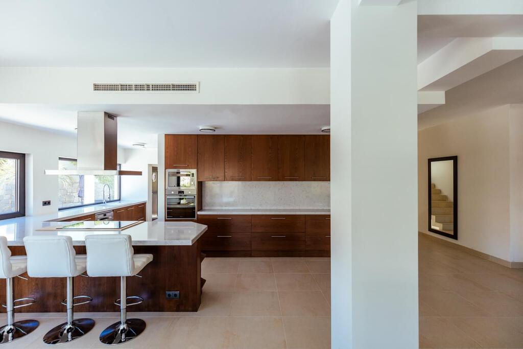 6 bedroom villa with a swimming pool