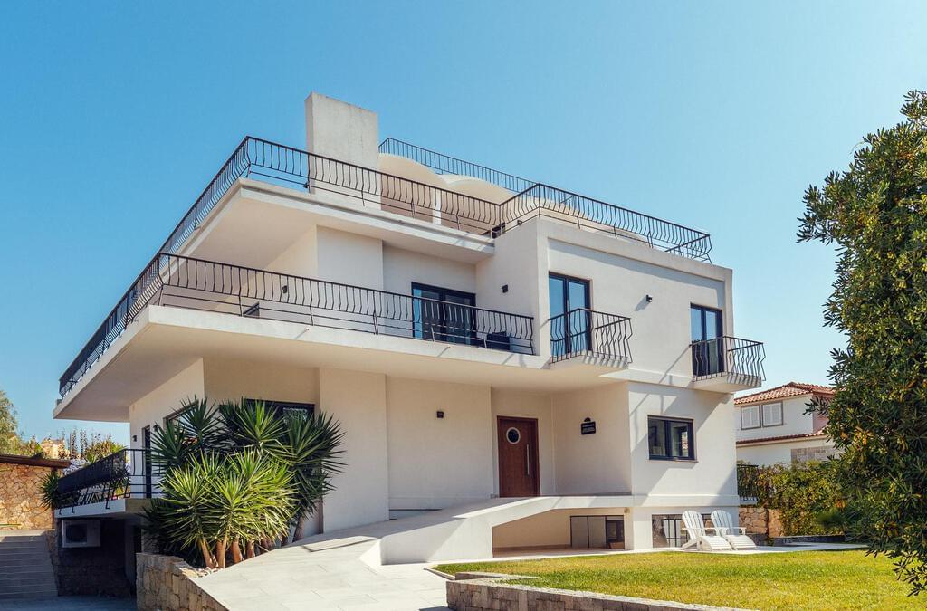 6 bedroom villa with a swimming pool